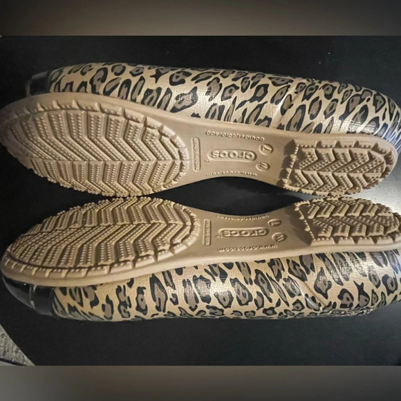 Crocs Leopard Print Black Cap Round Toe Size 7 - Picture 6 of 11